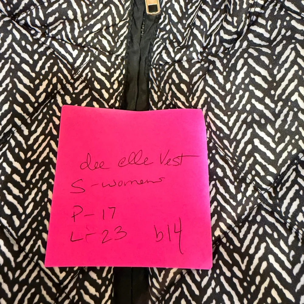 dee elle Women's Small Black & White Chevron Quilted Vest EUC b14